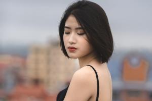 Glitter set with a waist that catches the eye, red lips and snow-white skin that are bright and charming